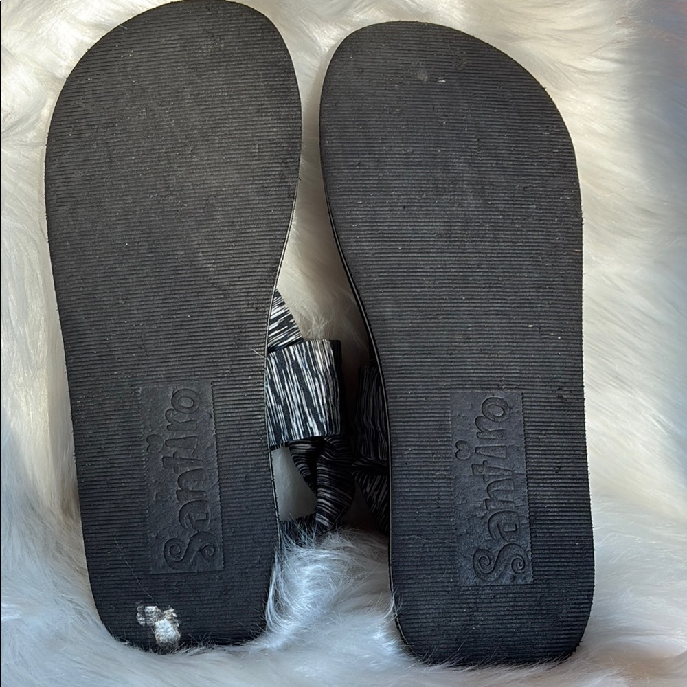 Stylish Black and White Women's‎ Sandals - Picture 2 of 2